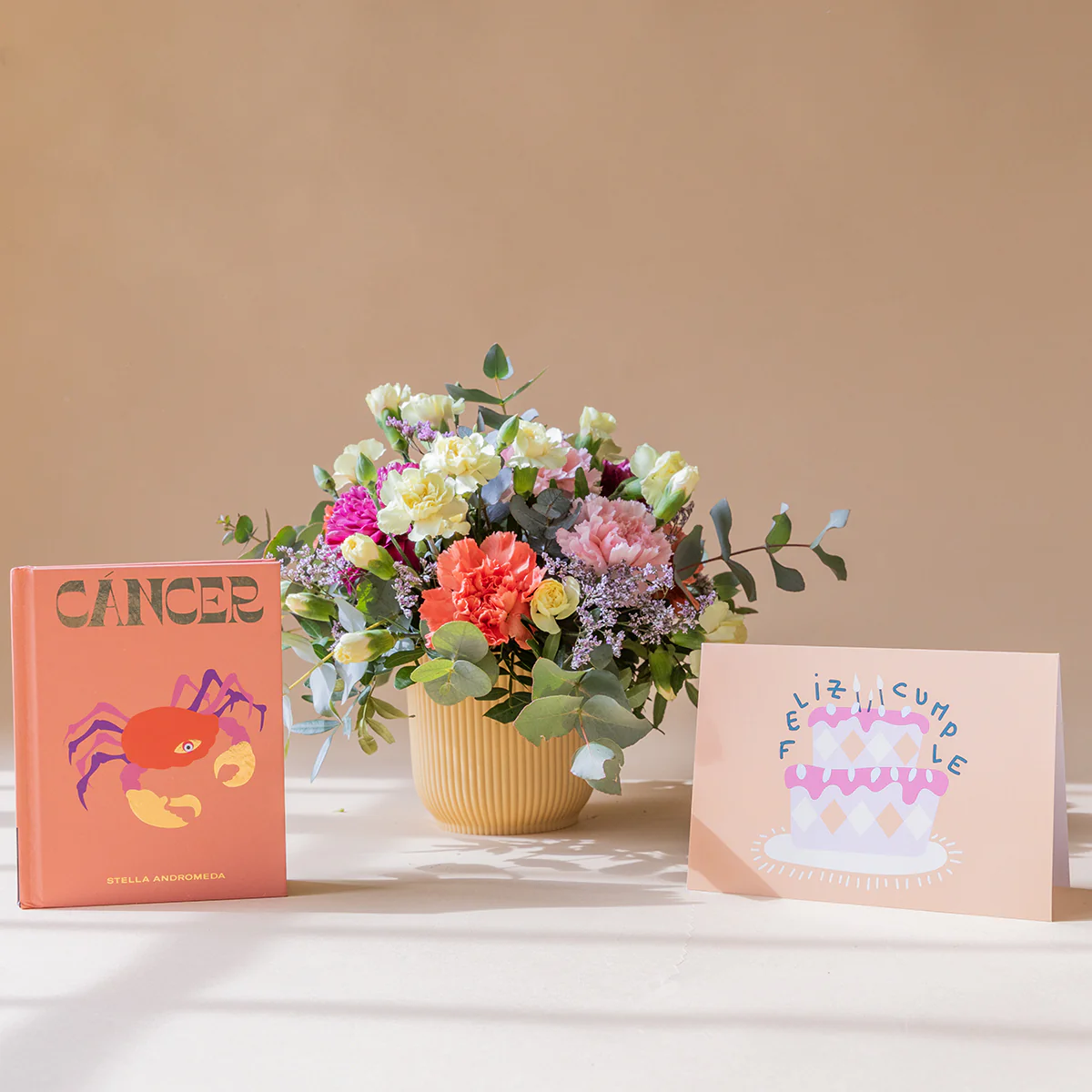 Arreglo de Flores con Libro Horóscopo Cáncer y Tarjeta - Image 3