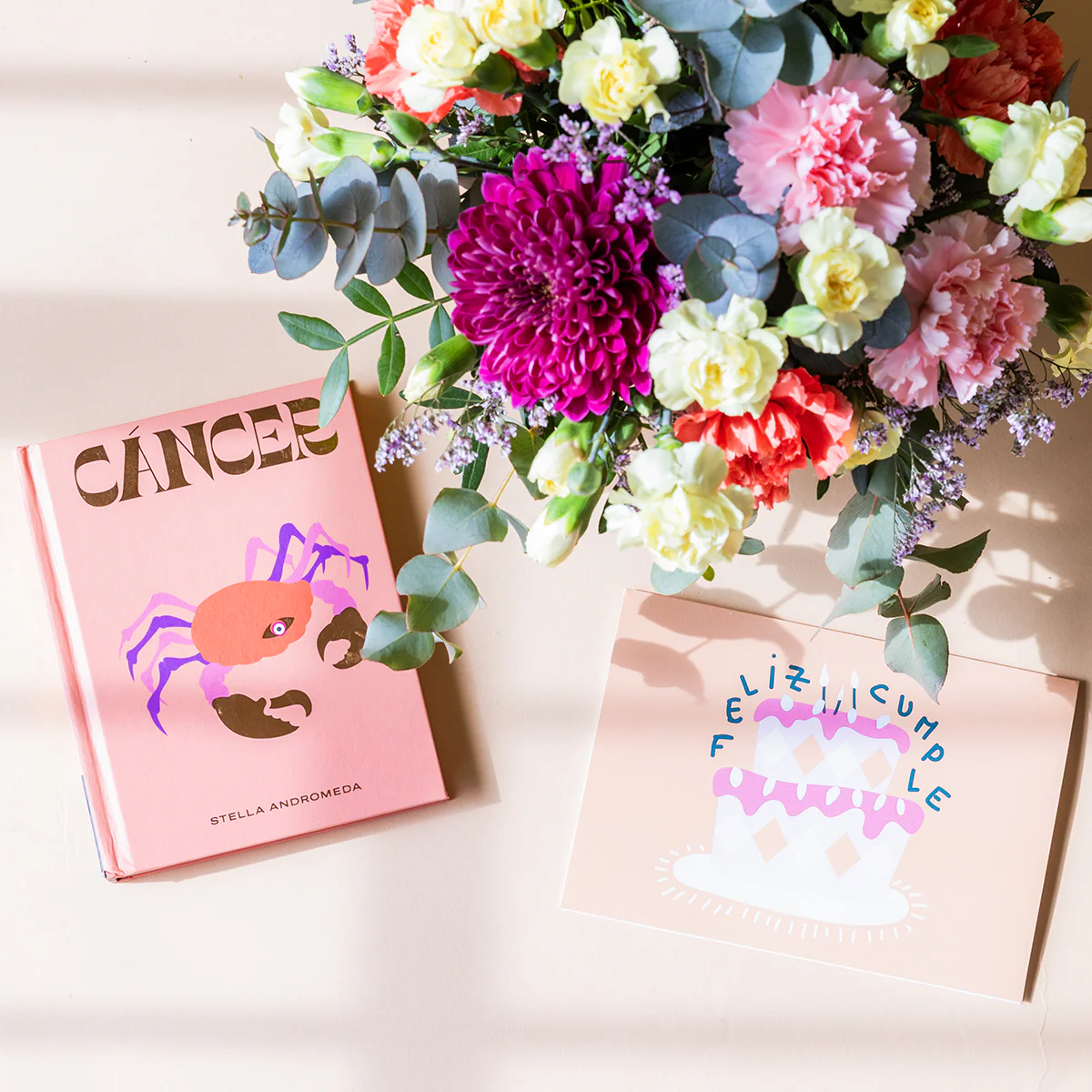 Arreglo de Flores con Libro Horóscopo Cáncer y Tarjeta - Image 4