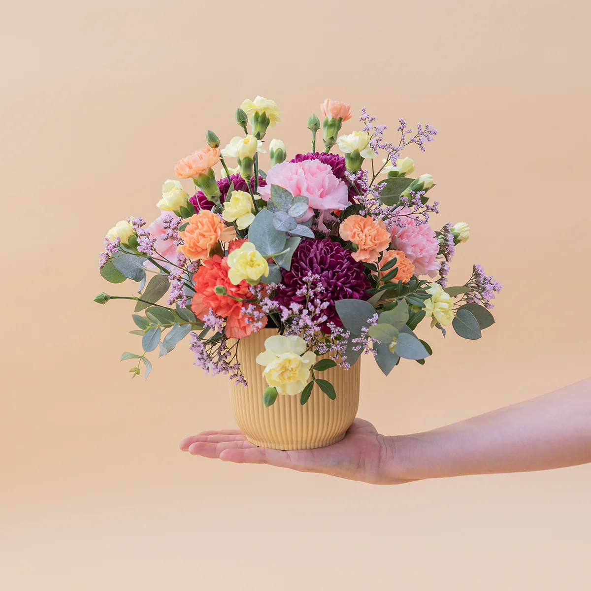 Arreglo de Flores con Libro Horóscopo Géminis y Tarjeta - Image 2