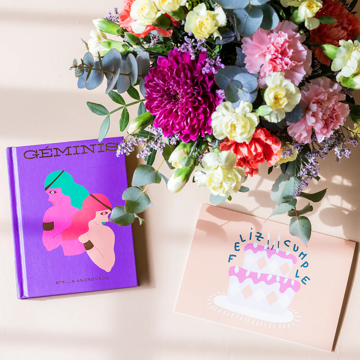 Arreglo de Flores con Libro Horóscopo Géminis y Tarjeta - Image 3
