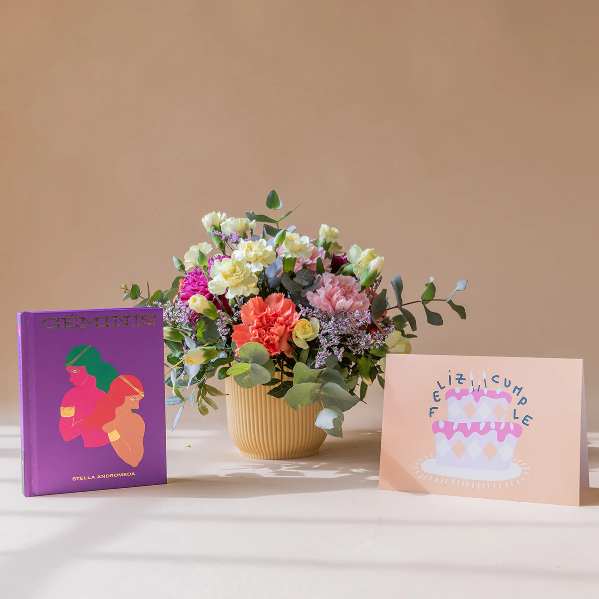 Arreglo de Flores con Libro Horóscopo Géminis y Tarjeta - Image 5
