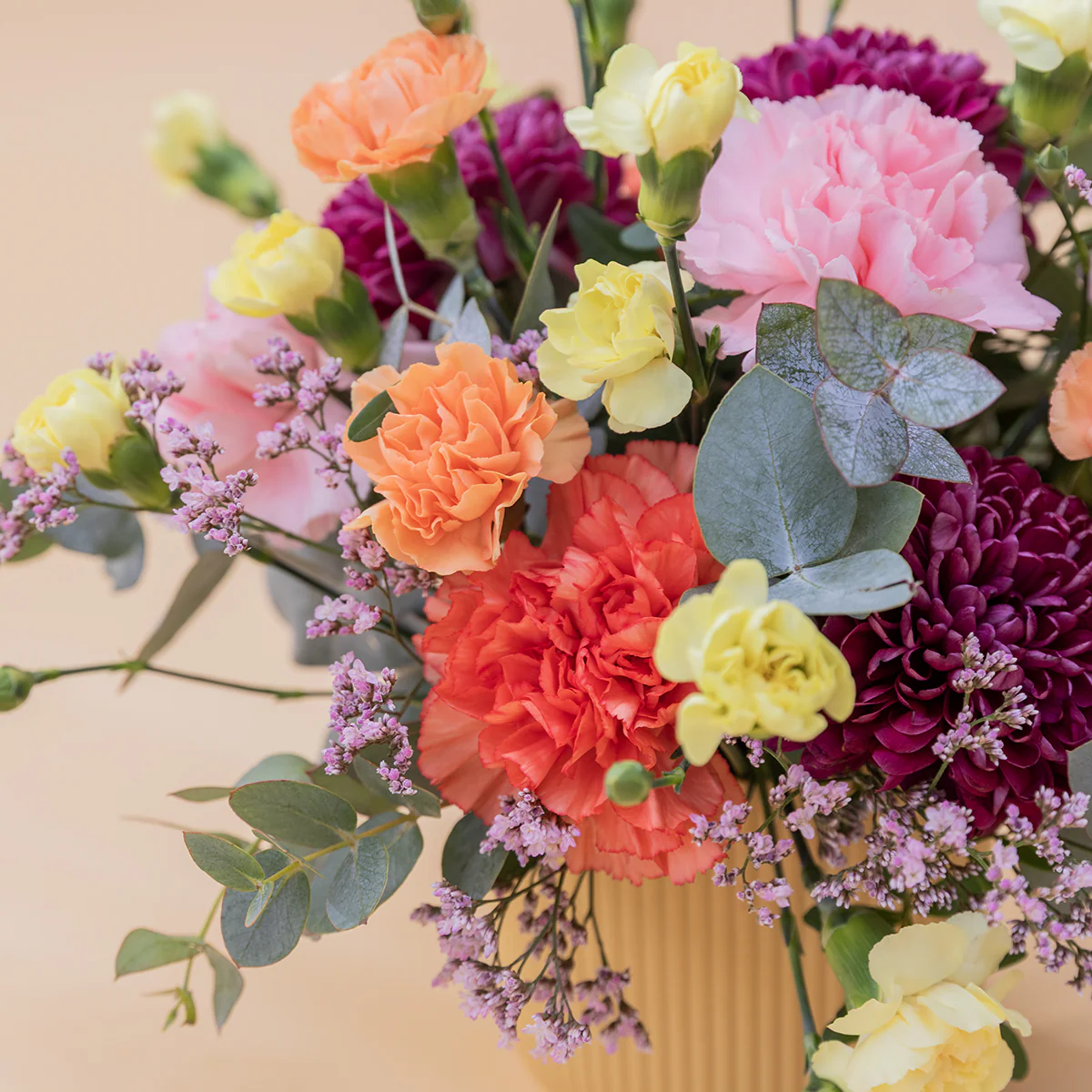 Arreglo de Flores con Libro Horóscopo Aries y Tarjeta - Image 4
