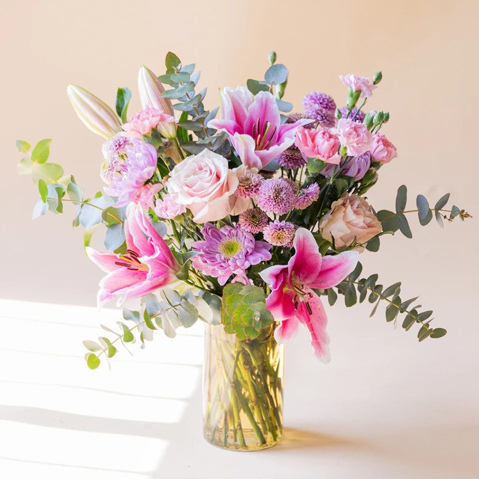 Ramo de Flores Rosas con Caja con Bombones y Tarjeta - Image 5