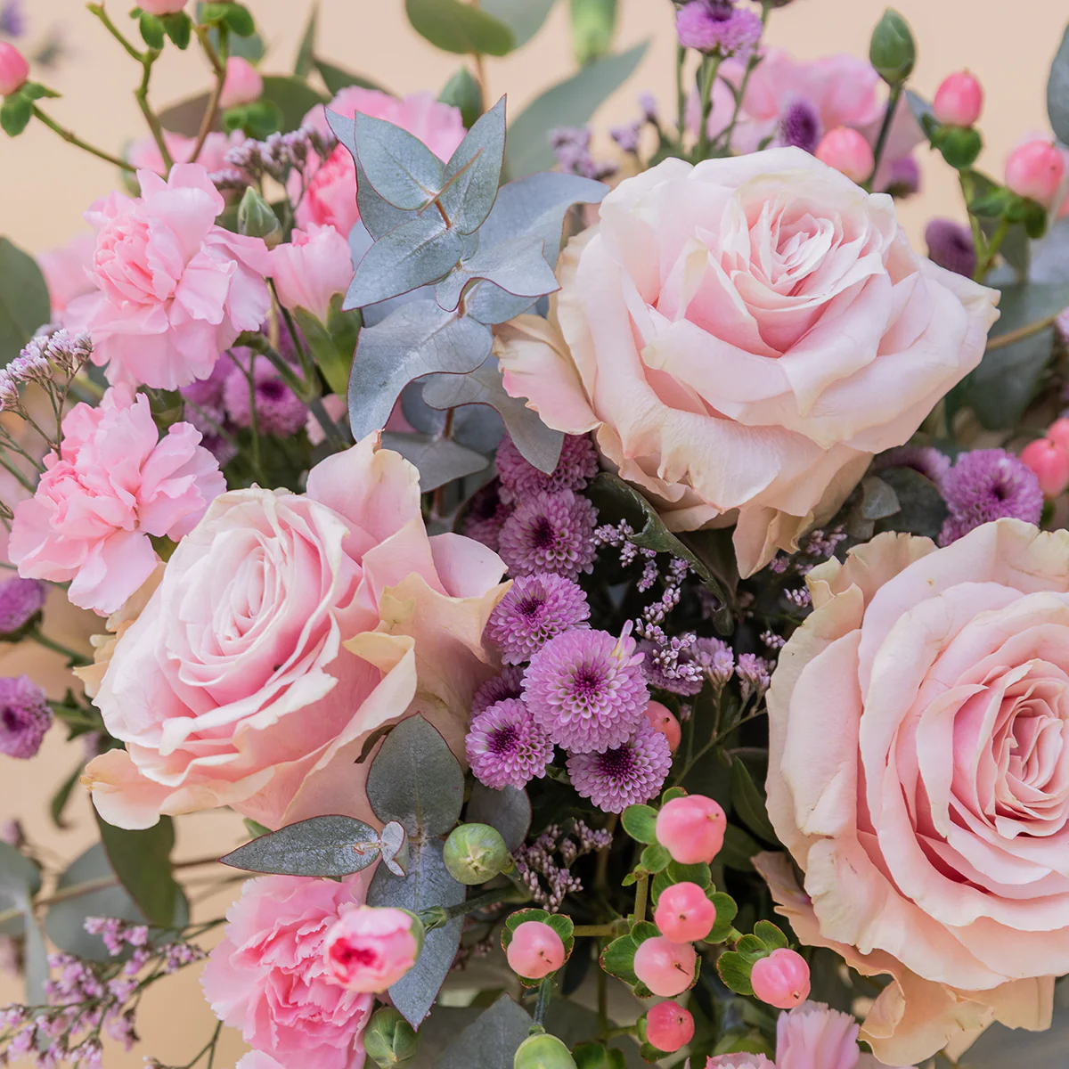 Arreglo de Rosas con Marco de Fotos y Tarjeta - Image 5