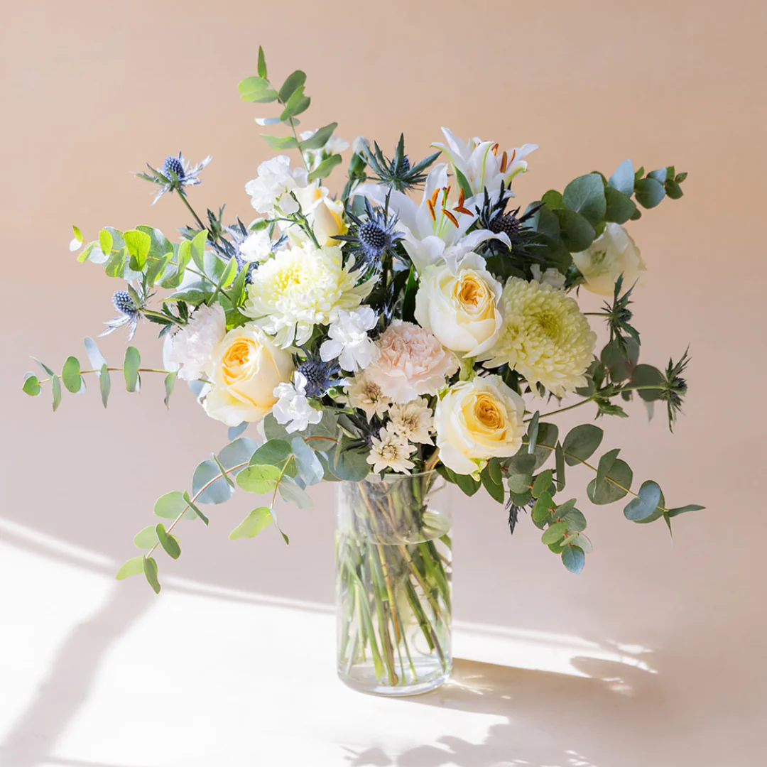 Ramo de Flores Blancas con Peluche, Galletas y Tarjeta - Image 3