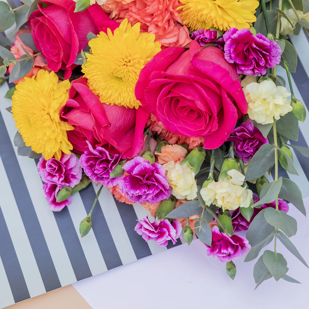 Ramo de Flores Coloridas con Bombones y Tarjeta - Image 5