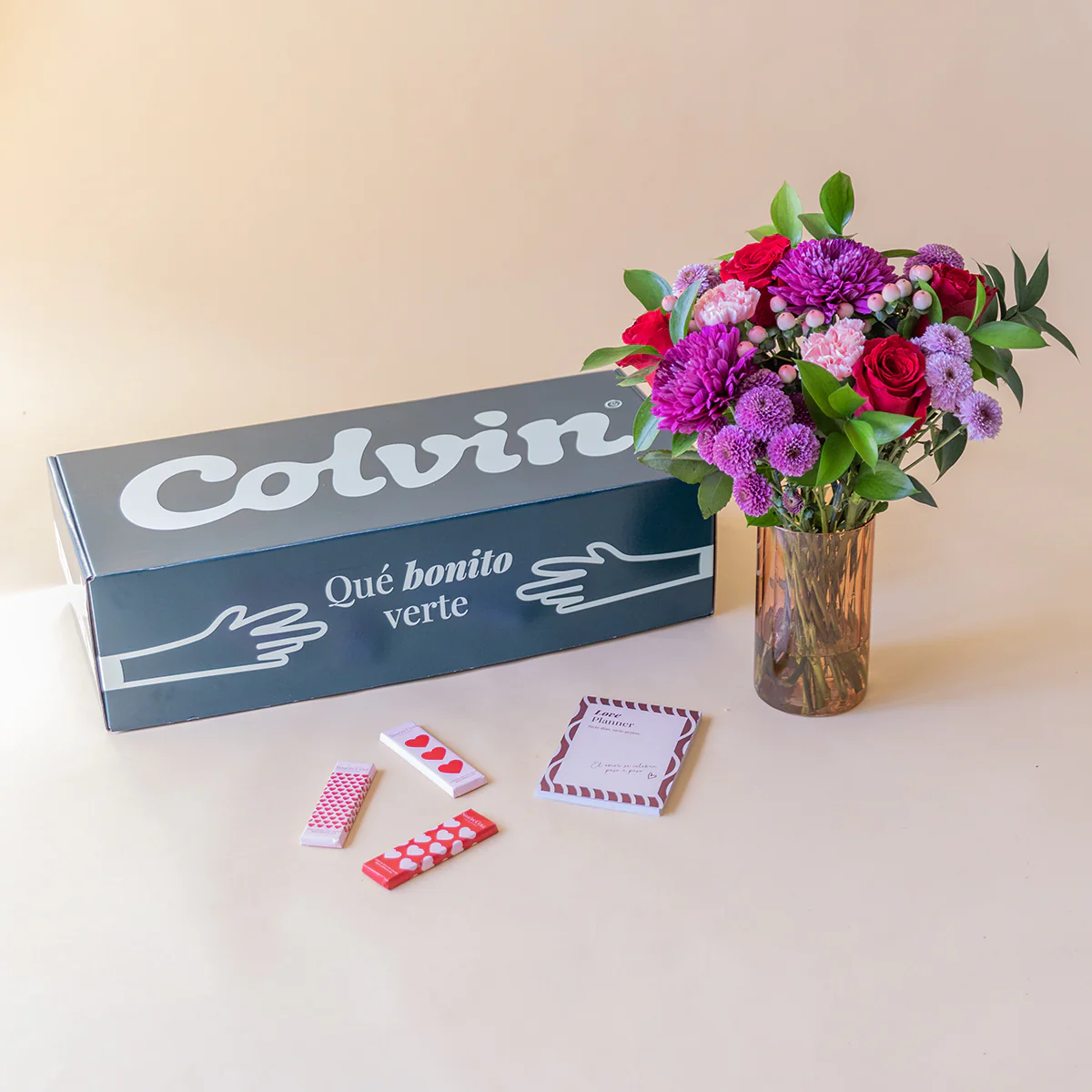 Love is in the air – Ramo de flores con chocolate y bloc de notas - Image 11
