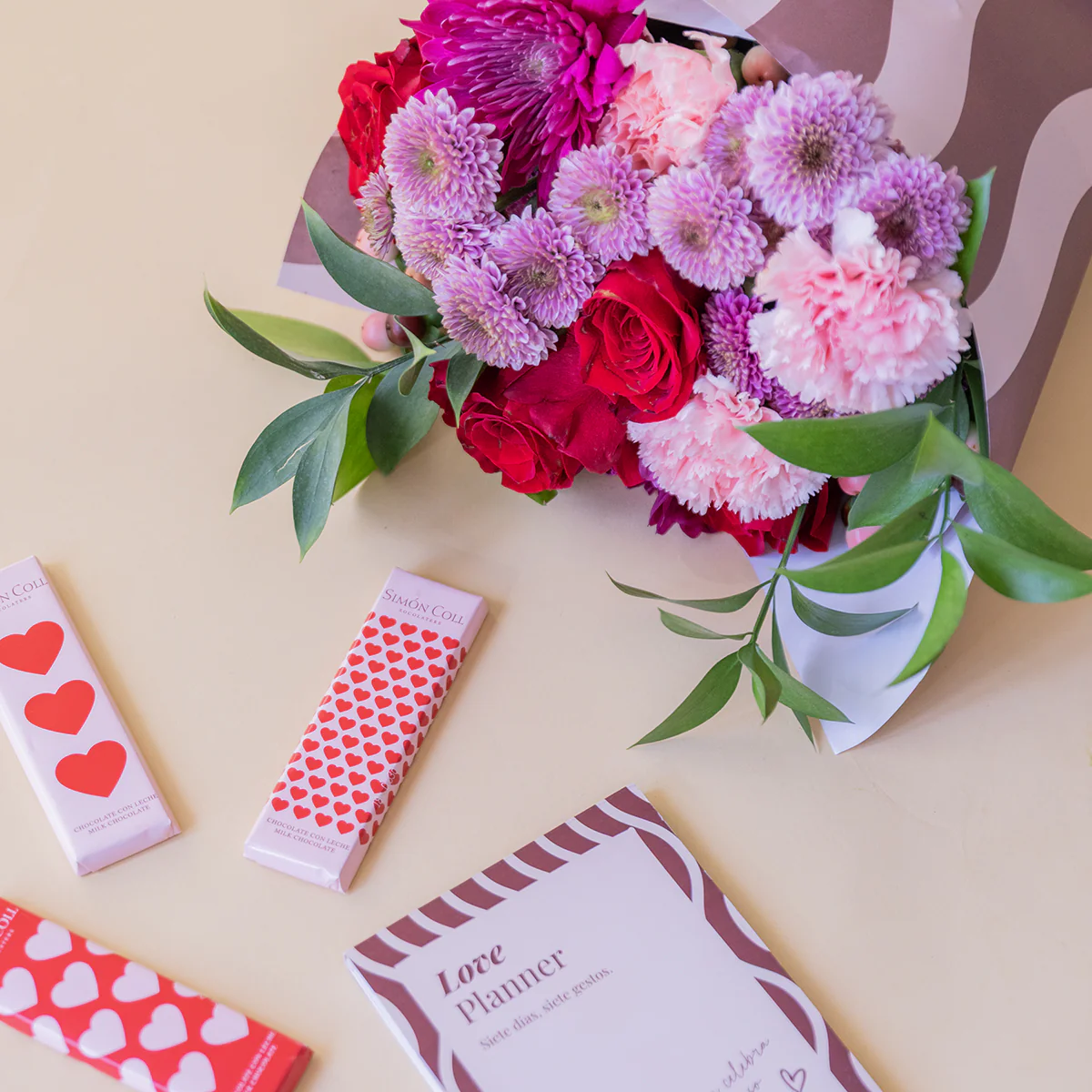 Love is in the air – Ramo de flores con chocolate y bloc de notas - Image 6