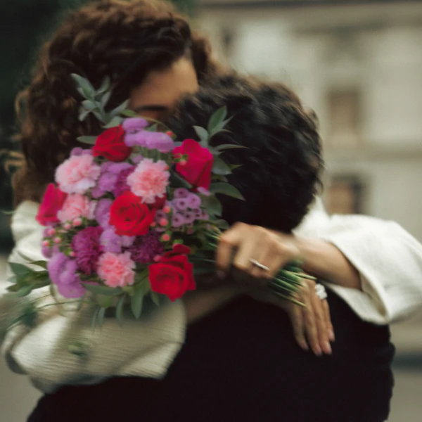 Love is in the air – Ramo de flores con chocolate y bloc de notas - Image 7