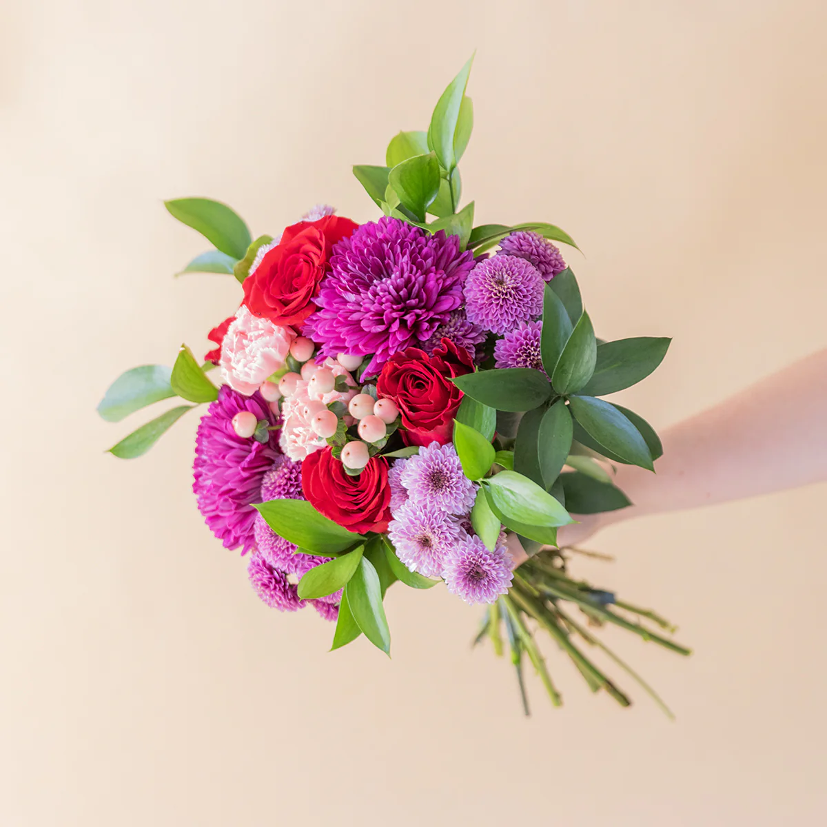 Love is in the air – Ramo de flores con chocolate y bloc de notas - Image 8