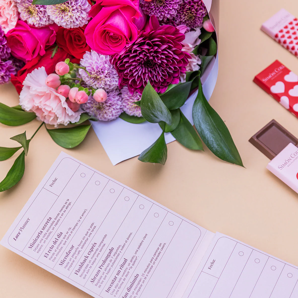 Love is in the air – Ramo de flores con chocolate y bloc de notas - Image 9