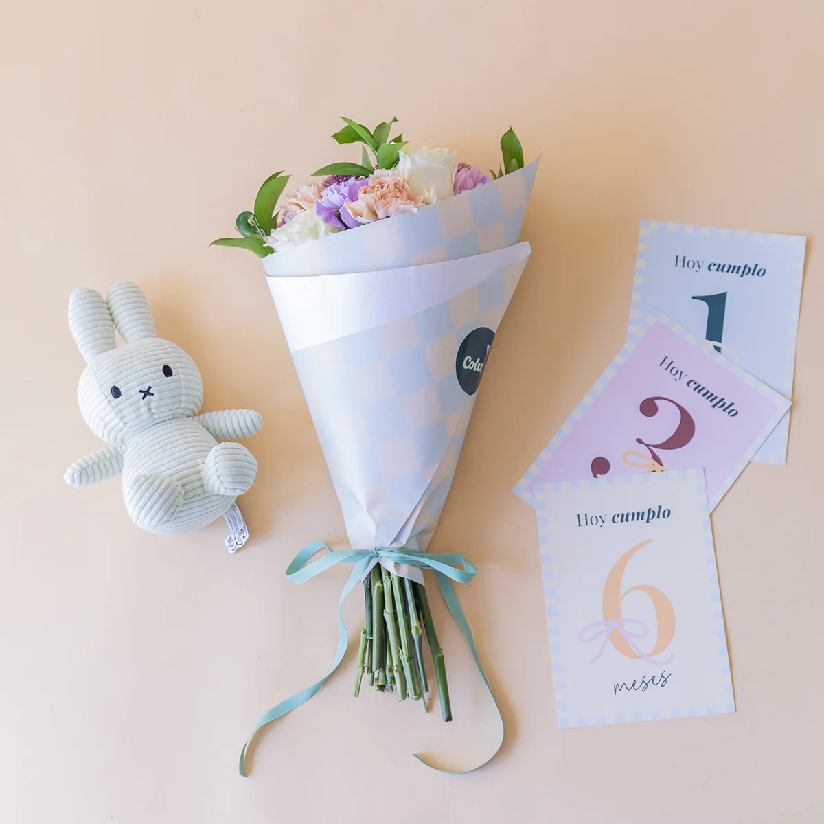 ¡Hola, Peque! - Ramo de flores con regalos para bebé - Image 4
