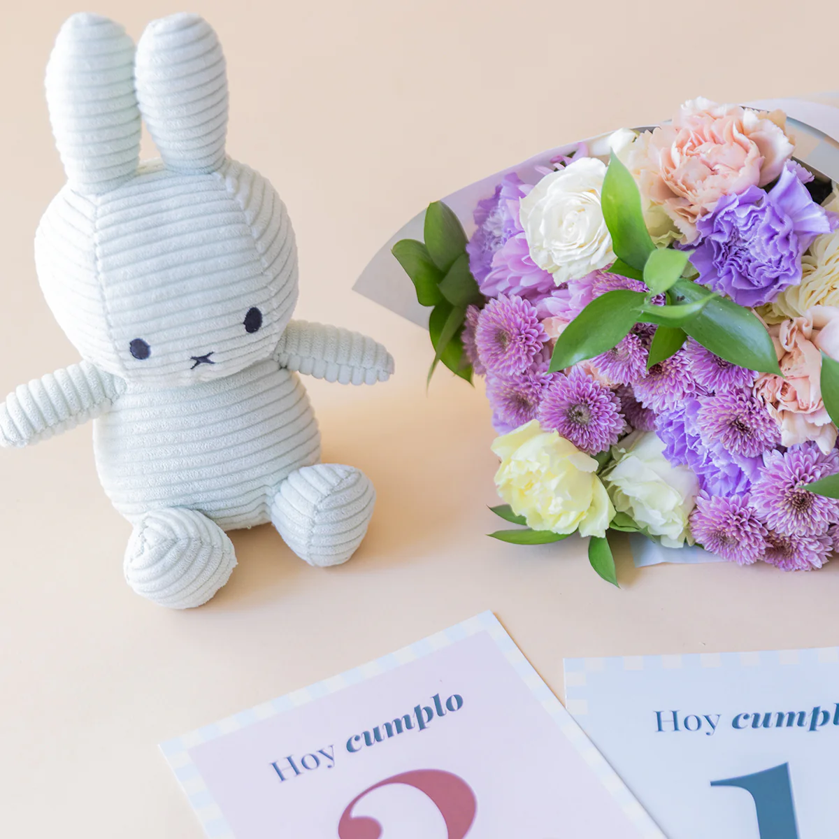 ¡Hola, Peque! - Ramo de flores con regalos para bebé - Image 6