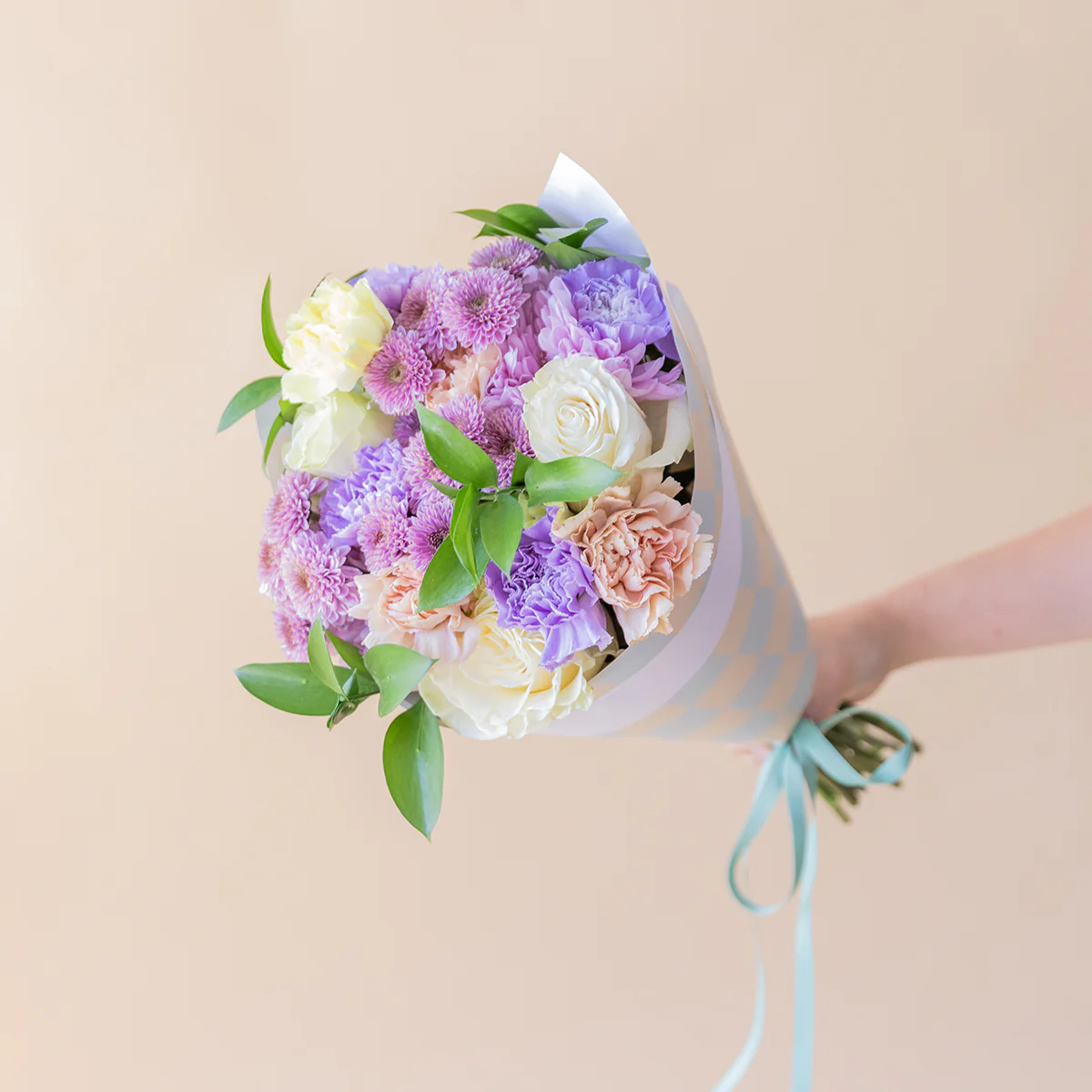 ¡Hola, Peque! - Ramo de flores con regalos para bebé - Image 8