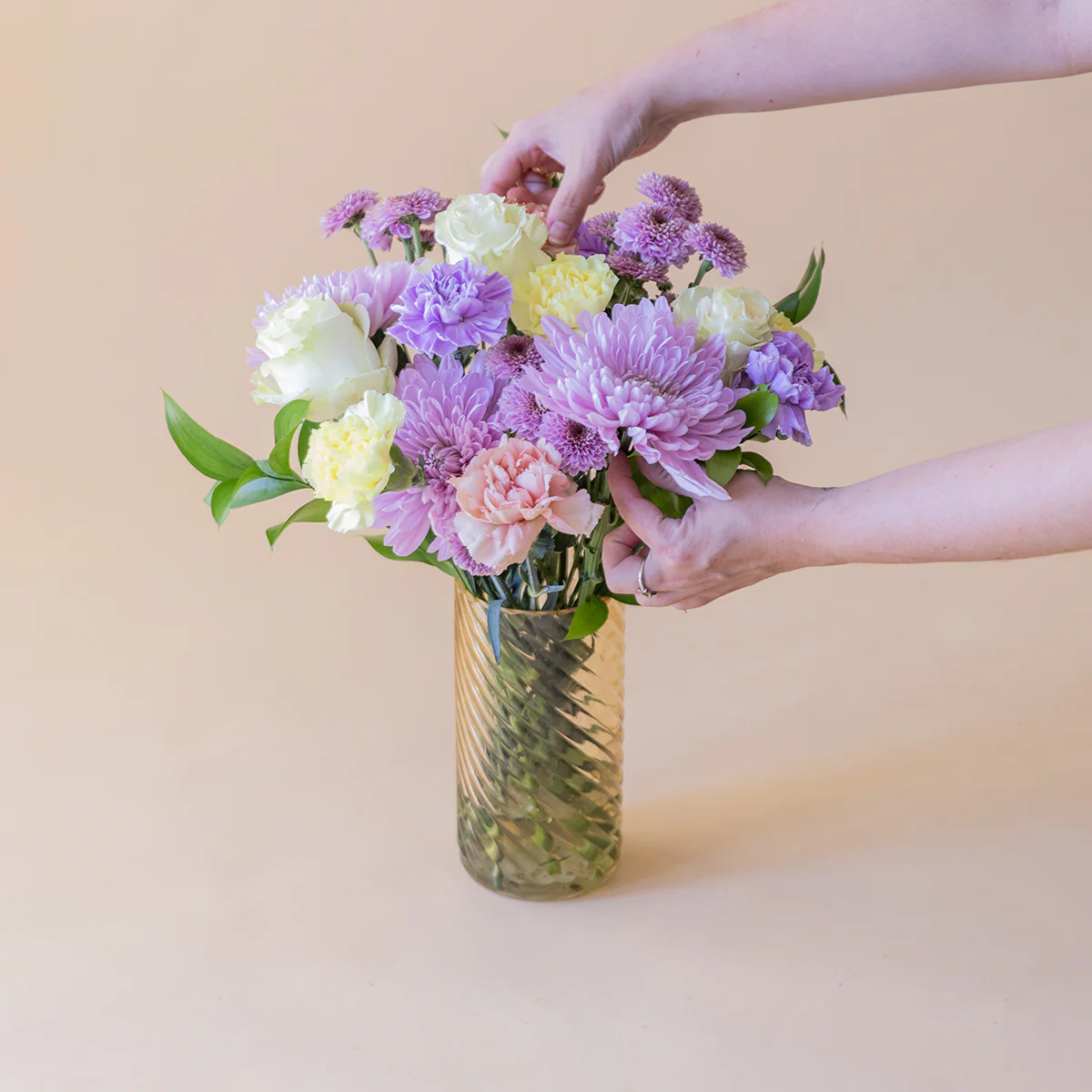 ¡Hola, Peque! - Ramo de flores con regalos para bebé - Image 9