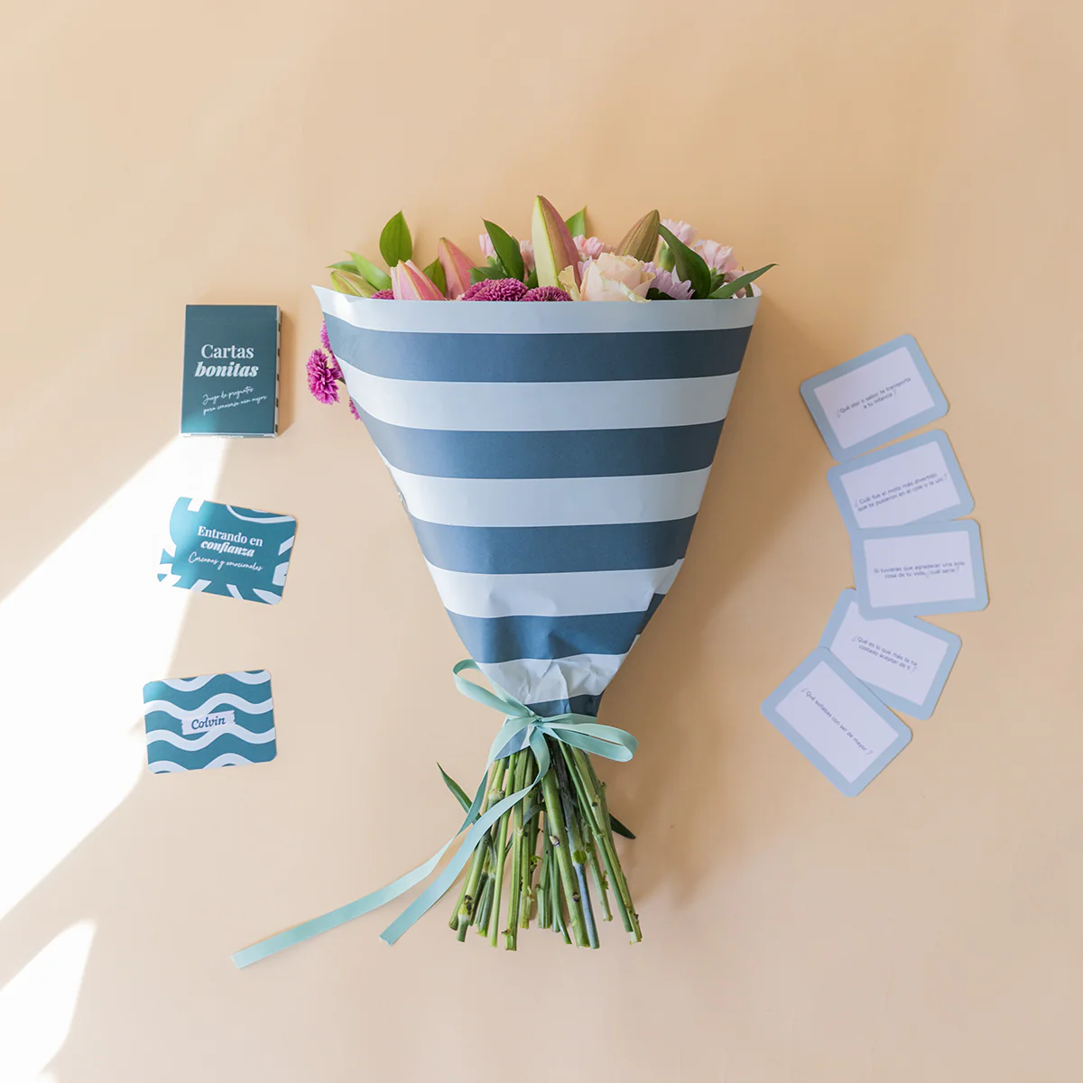 El Regalo Perfecto - Ramo de flores y juego de cartas - Image 5