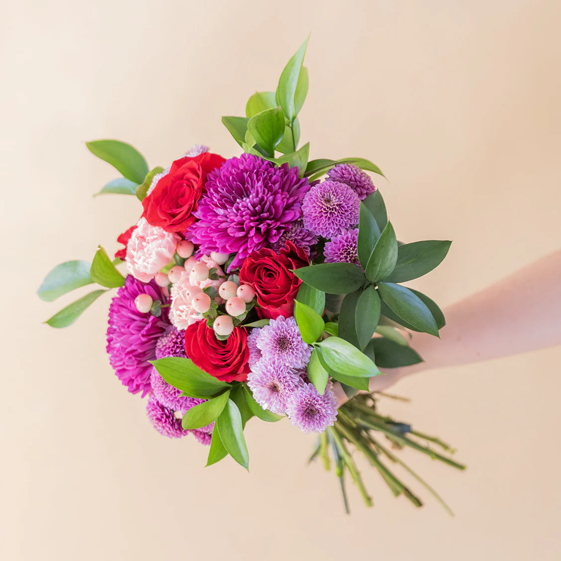 El Hechizo - Ramo de flores rojas y moradas - Image 4