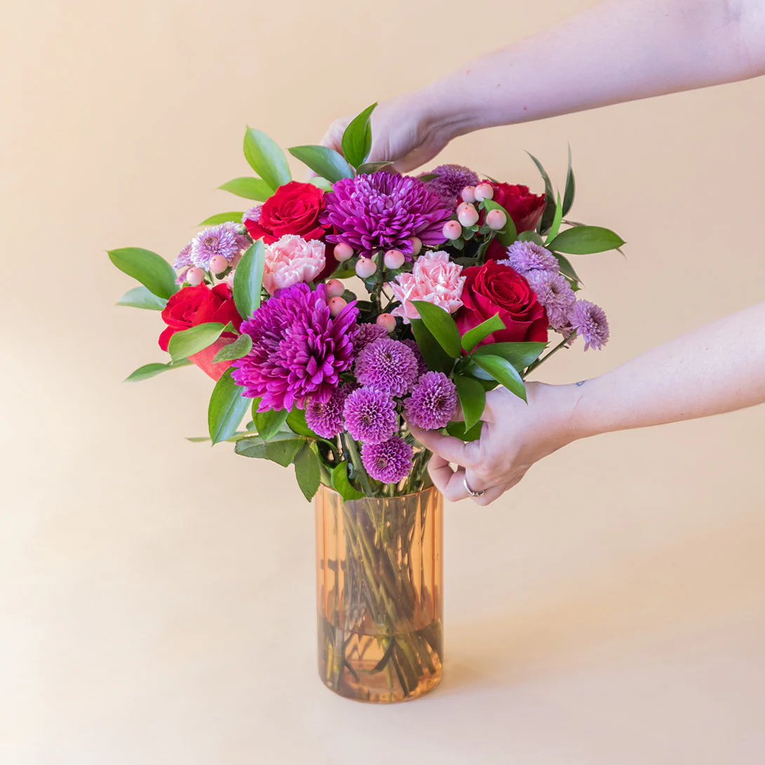 El Hechizo - Ramo de flores rojas y moradas - Image 6