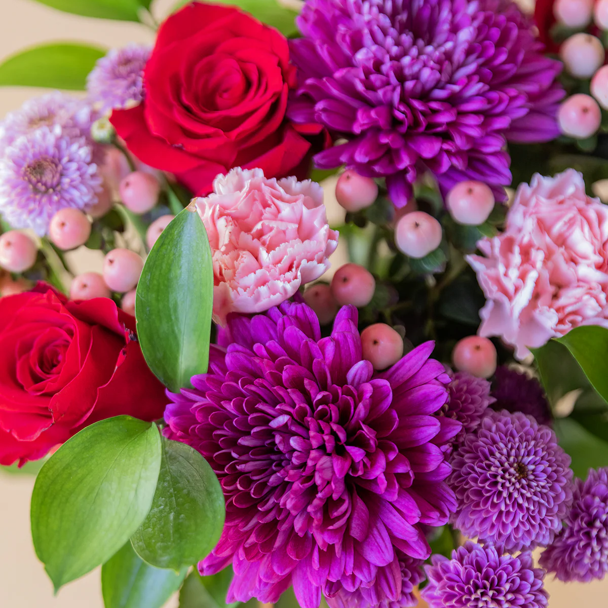 El Hechizo - Ramo de flores rojas y moradas - Image 7