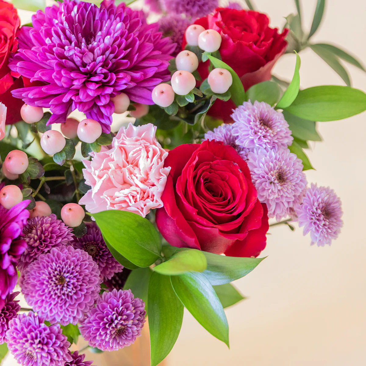 El Hechizo - Ramo de flores rojas y moradas - Image 9
