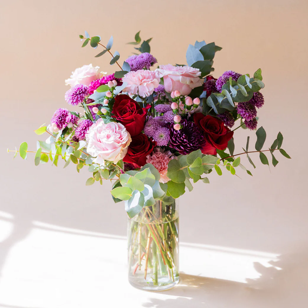 Ramo de Flores Rojas con Peluche, Bombones y Tarjeta - Image 3