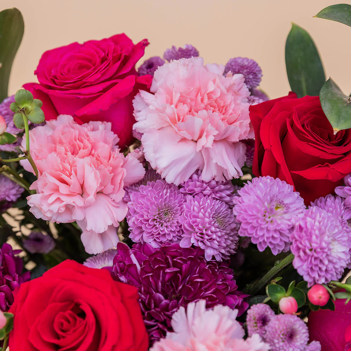 Ramo de Flores Rojas con Peluche, Bombones y Tarjeta - Image 4